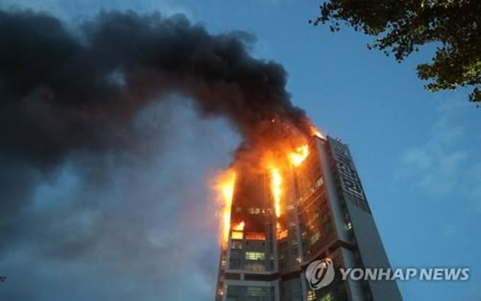 Đám cháy được cho là bùng phát từ tầng 12 của tòa nhà. (Ảnh: Yonhap) Tòa nhà 33 tầng tại Hàn Quốc bốc cháy, 88 người nhập viện -0