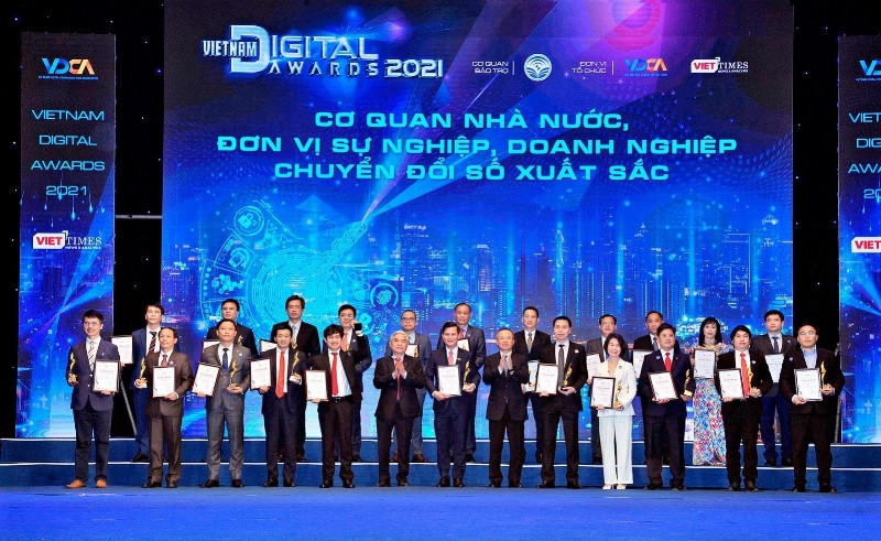 Các cơ quan nhà nước, đơn vị sự nghiệp và doanh nghiệp chuyển đổi số xuất sắc được vinh danh. Vietlott nhận giải Doanh nghiệp chuyển đổi số xuất sắc năm 2021 -0