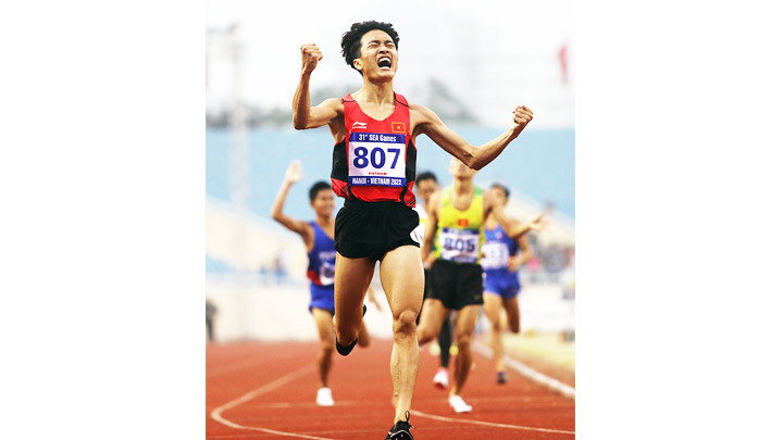 Khoảnh khắc Lương Đức Phước về đích giành HCV điền kinh nội dung 1.500m nam SEA Games 31. Chiến thắng huy hoàng của thể thao Việt Nam -0