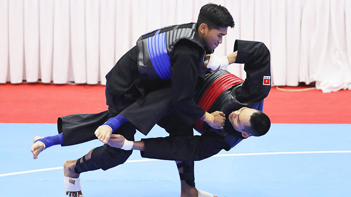 Trần Đình Nam (phải) và đòn quyết định giành HCV pencak silat hạng cân 70-75kg. Chiến thắng huy hoàng của thể thao Việt Nam -0