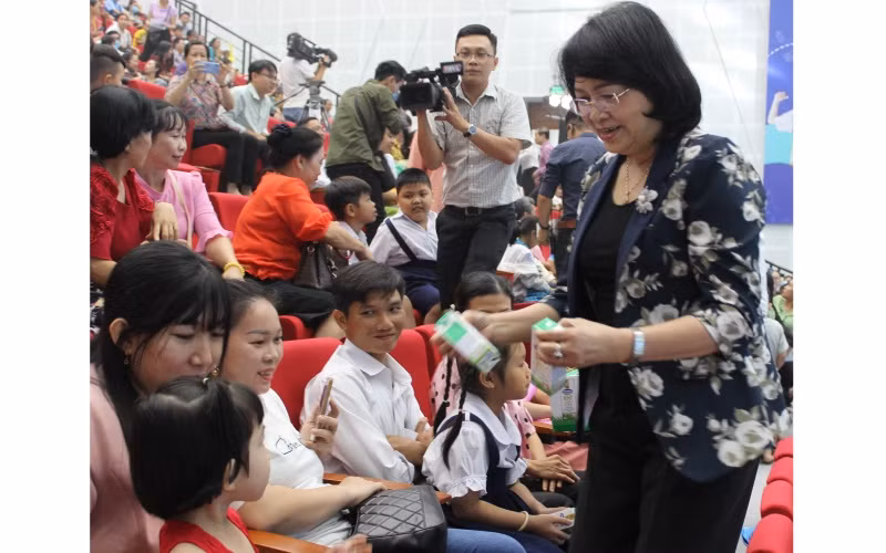 Phó Chủ tịch nước Đặng Thị Ngọc Thịnh dự Ngày hội Sữa học đường tại Vĩnh Long -0