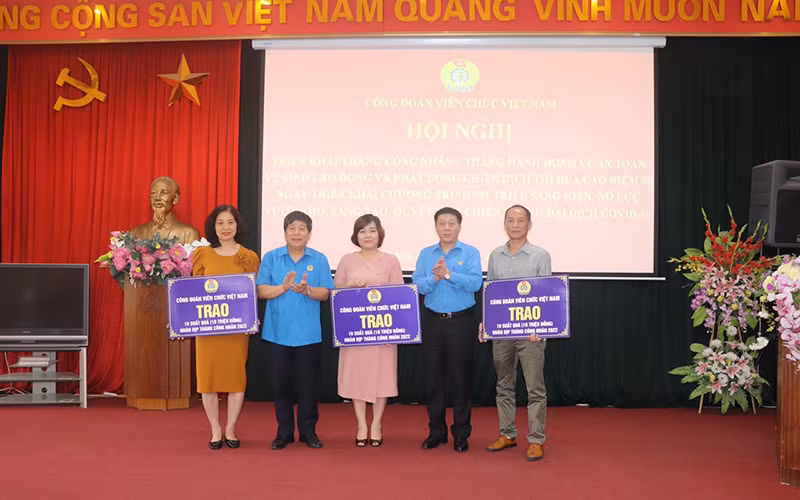 Trao quà tặng đại diện các đơn vị có đoàn viên, người lao động hoàn cảnh khó khăn, ảnh hưởng bởi dịch Covid-19.