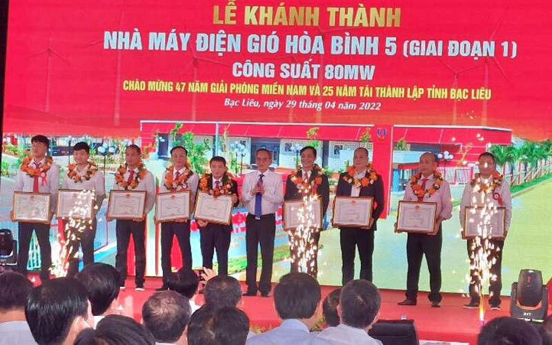 Bí thư Tỉnh ủy Bạc Liêu tặng bằng khen cho những đơn vị có thành tích xuất sắc thi công Dự án điện gió Hòa Bình 5. (Ảnh: Trần Thanh Tùng) Khánh thành Nhà máy Hòa Bình 5 tại Bạc Liêu -0
