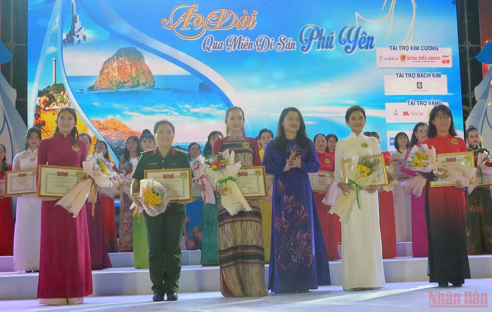 Trao giải cho các tác giả đoạt giải Cuộc thi ảnh “Áo dài qua miền di sản Phú Yên”.