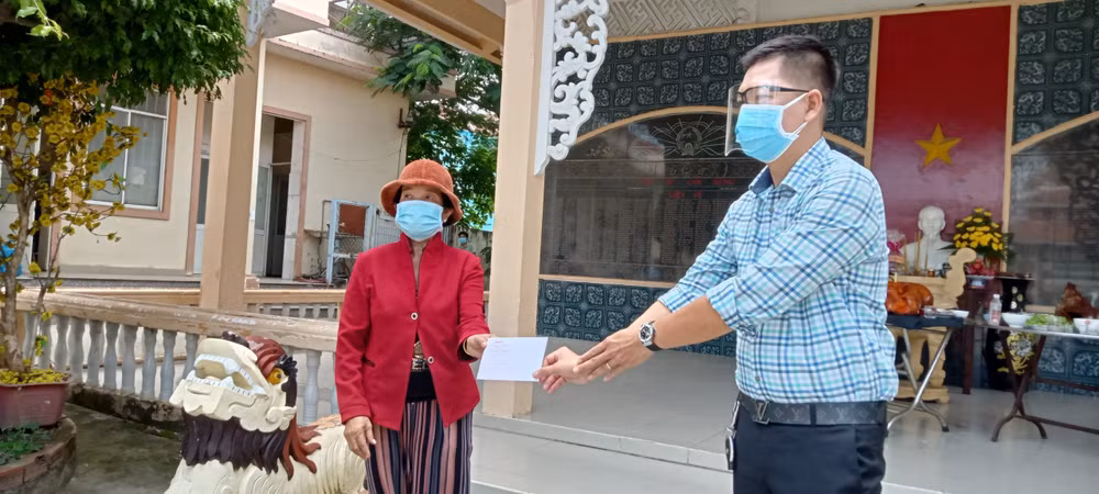 Trao 500 triệu đồng cho gia đình chính sách, người có công -0