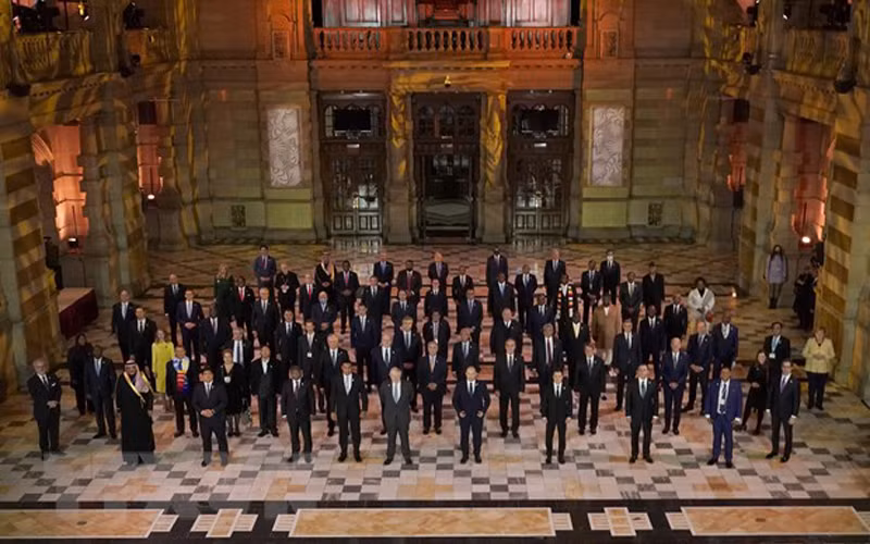 Lãnh đạo các quốc gia chụp ảnh chung tại ngày khai mạc COP26 ở Glasgow (Anh), tối 1/11. (Ảnh: AFP/TTXVN)