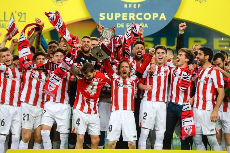 Xuất sắc đánh bại Barca, Bilbao xứng đáng với danh hiệu đầu tiên dưới thời tân HLV Marcelino Garcia Toral. (Ảnh: RFEF) Messi nhận thẻ đỏ, Barcelona mất Siêu cúp vào tay Athletic Bilbao -0