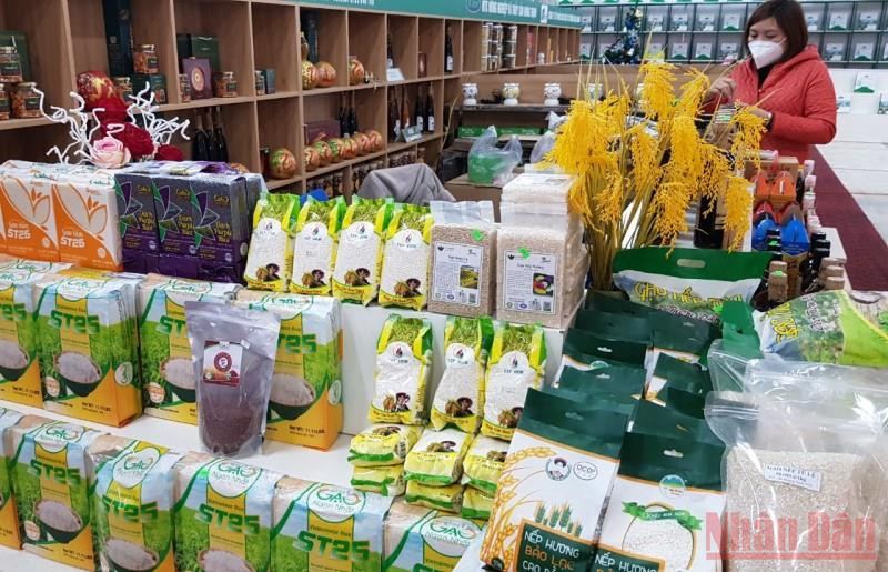Nhiều thực phẩm, đặc sản vùng miền được bày bán tại điểm tiêu thụ nông sản an toàn thực phẩm. Tổ chức điểm tiêu thụ nông sản an toàn phục vụ người dân Thủ đô dịp cuối năm -0