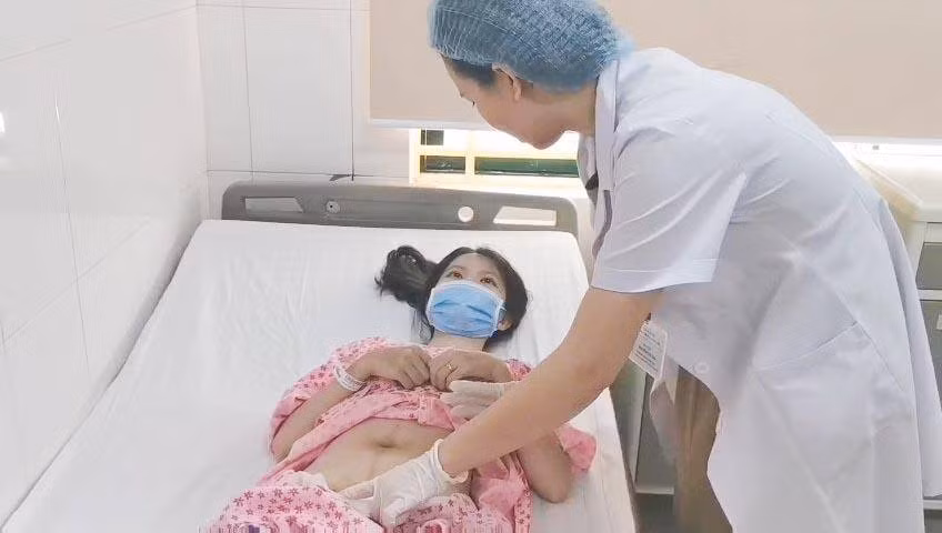 Hy hữu giữ thai nhi năm tuần trong bụng dù sản phụ đã vỡ tử cung -0