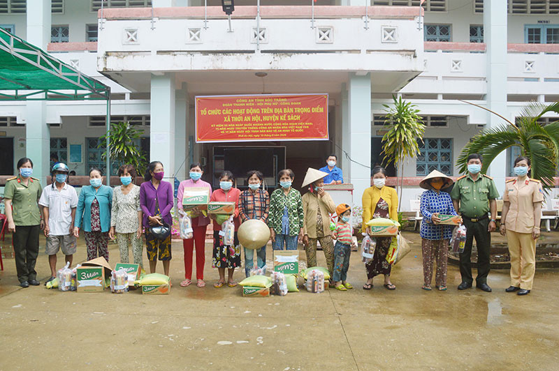 Trao quà cho 100 hộ dân nghèo. Công an Sóc Trăng tổ chức nhiều hoạt động chăm lo người nghèo -0