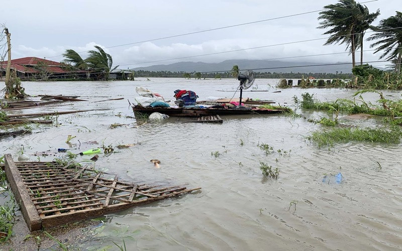 Nhiều ngôi nhà tại thị trấn Pola trên đảo Mindoro chìm trong nước. (Ảnh: AP)