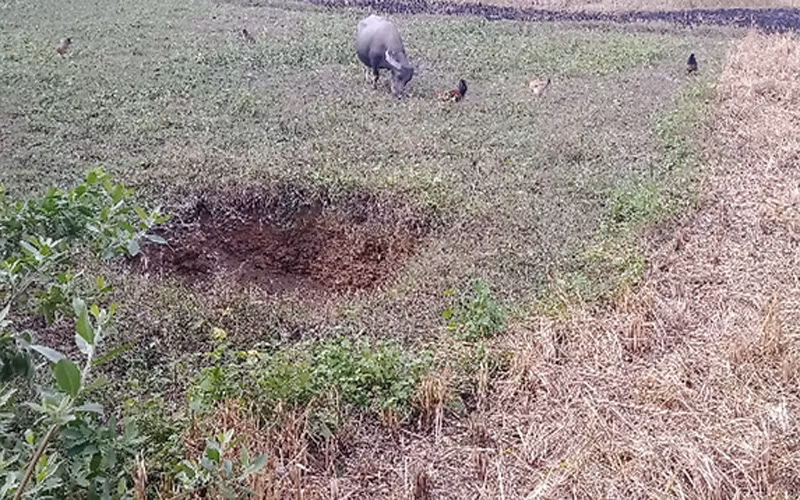 Các hố sụt lún từ việc khai thác mỏ sắt tầng sâu Núi Quặng đến nay chưa được khắc phục. 