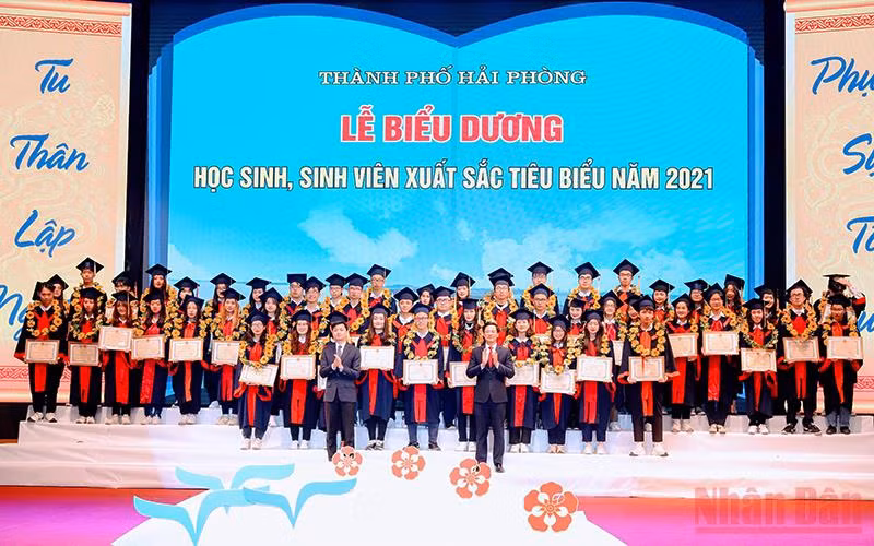 Tôn vinh các học sinh, sinh viên tiêu biểu.