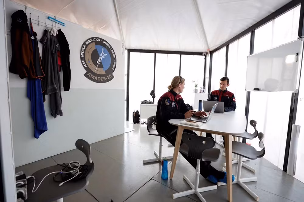 Sống trong miệng núi lửa Israel để mô phỏng sự sống trên sao Hỏa -0