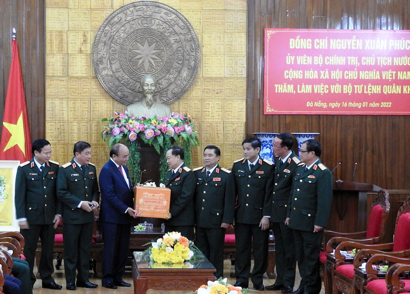 Chủ tịch nước Nguyễn Xuân Phúc tặng quà Tết cho cán bộ, chiến sĩ lực lượng vũ trang Quân khu 5. Phát huy hình ảnh Bộ đội Cụ Hồ, hoàn thành xuất sắc nhiệm vụ được giao -0