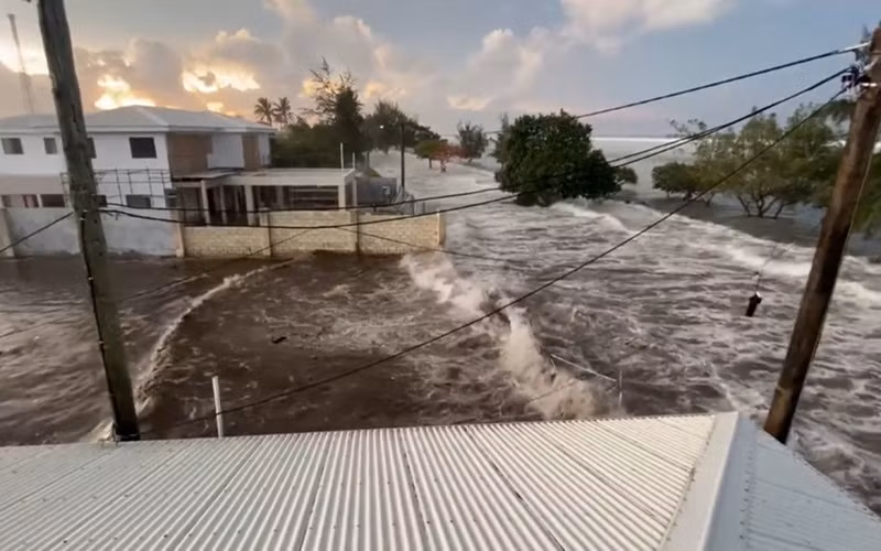 Sóng thần tràn vào đảo Tongatapu của Tonga. (Ảnh Twitter)