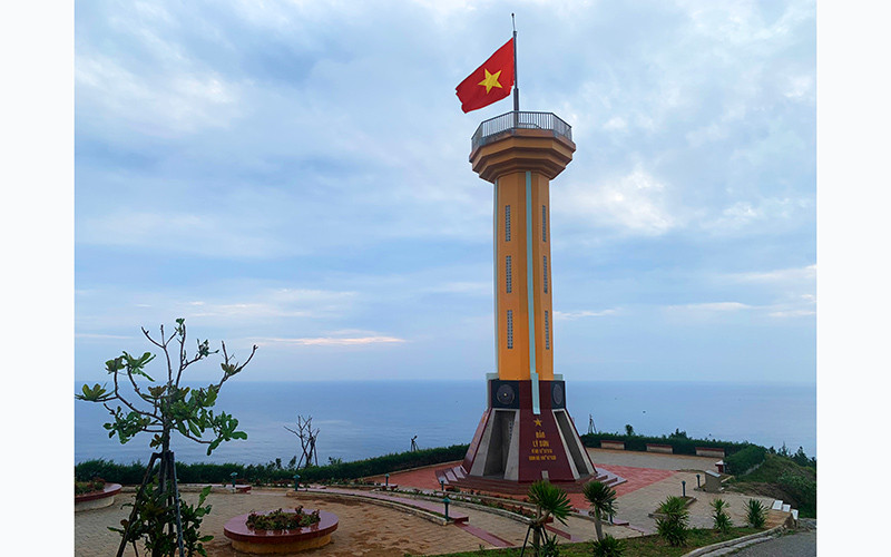 Cột cờ Tổ quốc trên đỉnh núi Thới Lới, khẳng định cột mốc chủ quyền Việt Nam. Cảm nhận Lý Sơn -0