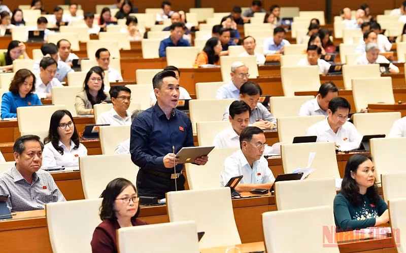 Đại biểu Quốc hội thảo luận ở hội trường về dự án Luật Phòng, chống bạo lực gia đình (sửa đổi) chiều 14/6. (Ảnh: THỦY NGUYÊN)