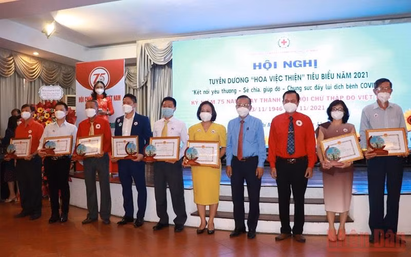 Tuyên dương 38 tập thể và 37 cá nhân “Hoa việc thiện” tiêu biểu năm 2021.