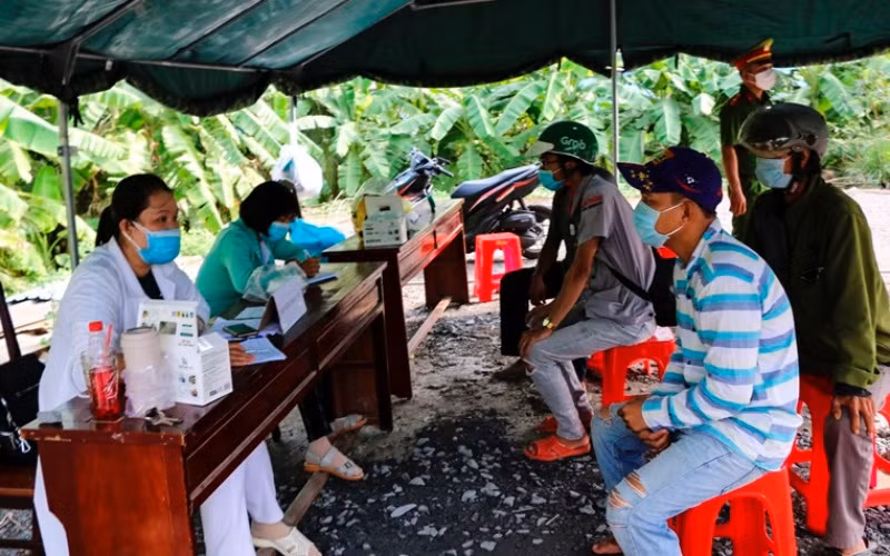 Người dân khai báo y tế tại một chốt kiểm soát dịch trên địa bàn huyện Tháp Mười.