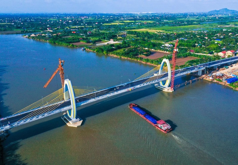 Công trình cầu Quang Thanh nối Hải Phòng với Hải Dương đang gấp rút hoàn thành. (Ảnh: Đức Nghĩa) Bài 5: Kiên định thực hiện hiệu quả mục tiêu kép -0
