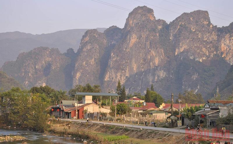 Búng Lao đẹp như bức tranh thủy mạc, có non cao với vách đá dựng đứng bao bọc chung quanh. Bình yên thung lũng Búng Lao -0