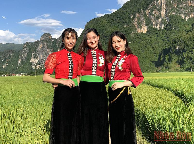 Mùa lúa chín, nhiều bạn trẻ trong trang phục dân tộc đến cánh đồng bản Búng để ghi lại những khoảnh khắc riêng cho mình. Bình yên thung lũng Búng Lao -0