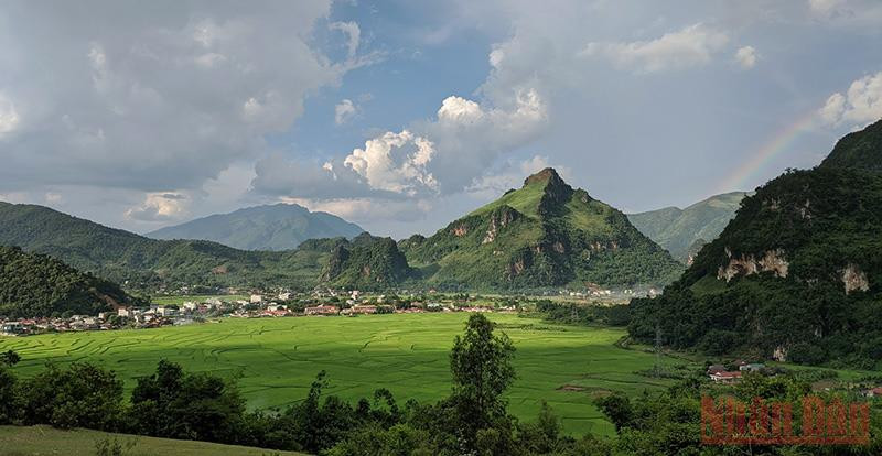 Cánh đồng Búng Lao được bao quanh bởi những ngọn núi. Bình yên thung lũng Búng Lao -0
