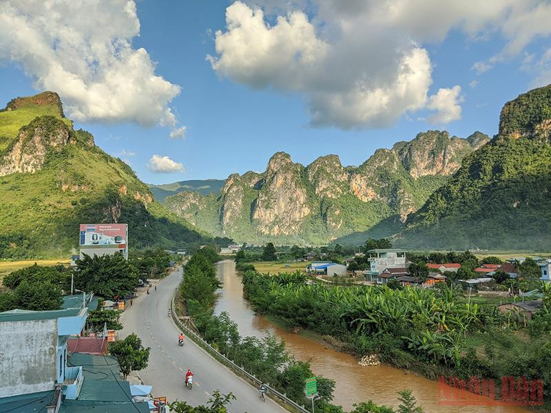 Suối Nậm Cô uốn lượn bên Quốc lộ 279, ôm trọn “thung lũng sao” càng làm tô thêm vẻ đẹp riêng của nơi này. Bình yên thung lũng Búng Lao -0