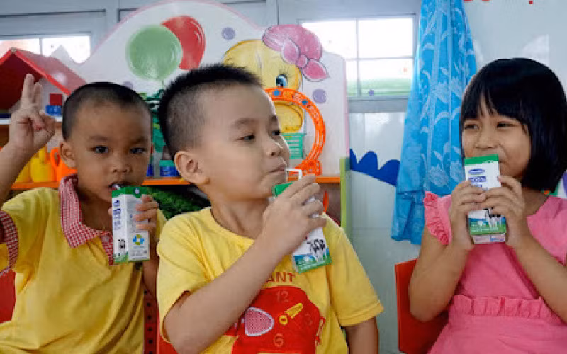 Những ngày đầu năm học mới thêm vui với các em học sinh vì được uống sữa với các bạn