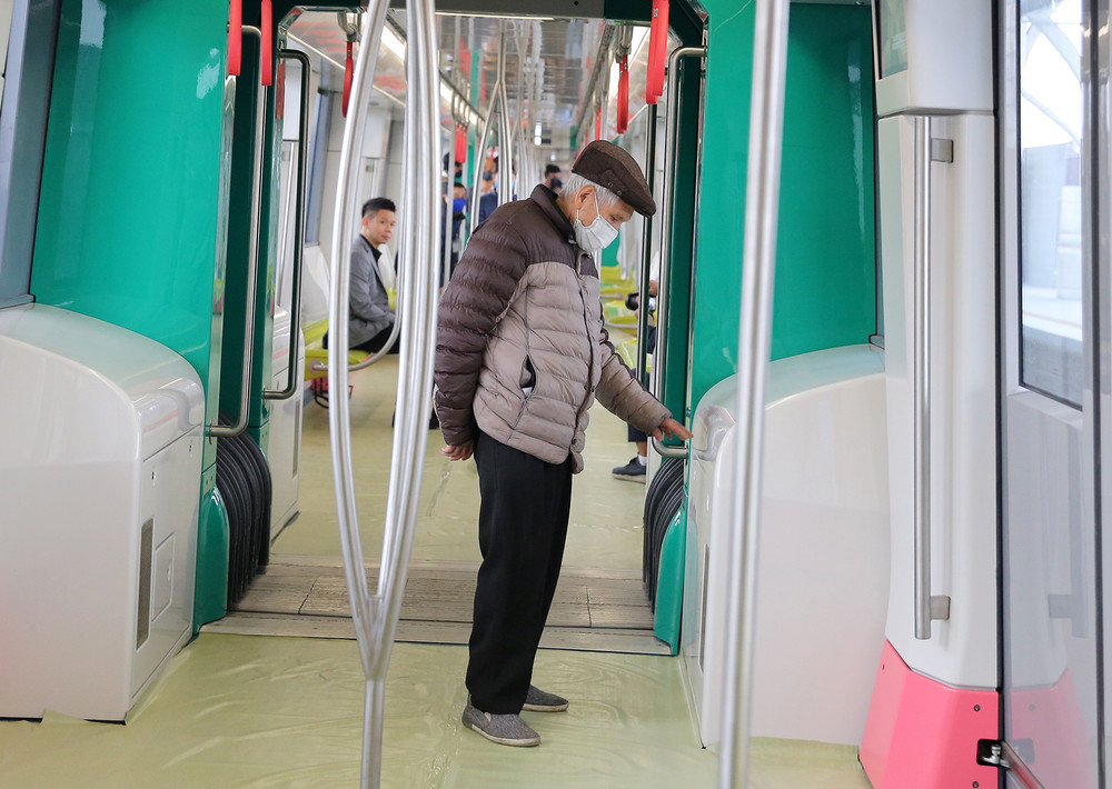 Nhiều người dân tỏ ra thích thú, tìm hiểu kỹ các trang thiết bị trên toa tầu. Mở cửa đón người dân tham quan tàu Metro Nhổn – ga Hà Nội -6