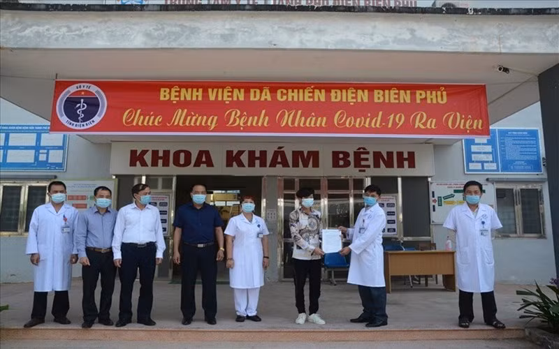 Sở Y tế tỉnh Điện Biên trao chứng nhận khỏi bệnh bệnh nhân 1972.