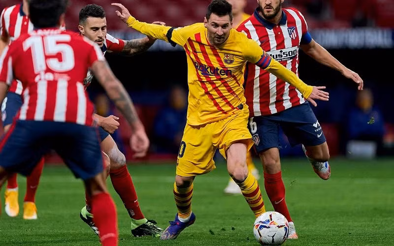 Barcelona và Atletico sẽ đại chiến tại Nou Camp trong trận cầu có thể nói có tính chất quyết định đến cuộc đua danh hiệu ở La Liga. (Ảnh: Getty Images)