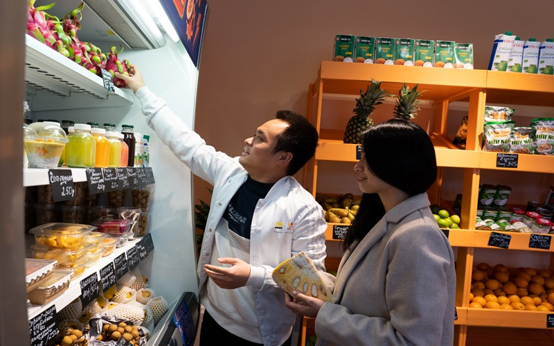 Minh cùng vợ bên gian hàng của mình. 