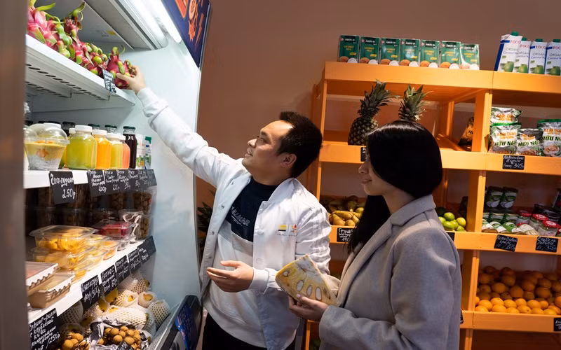 Minh cùng vợ bên gian hàng của mình. 