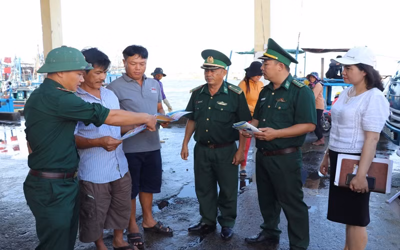 Ủy ban bầu cử thị xã Đông Hòa phối hợp cán bộ Đồn Biên phòng Hòa Hiệp Nam tuyên truyền bầu cử đến các ngư dân tại cảng cá Phú Lạc, Phường Hòa Hiệp Nam.