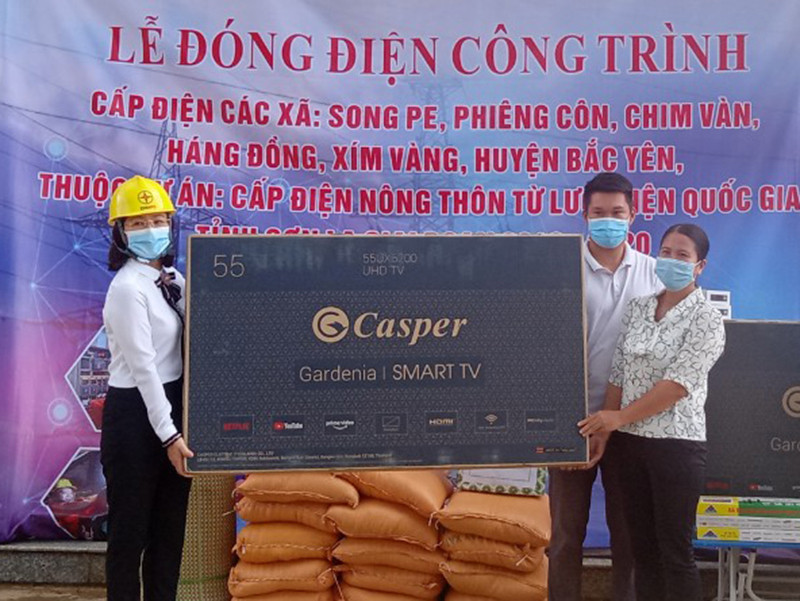 Bà Phạm Thị Doan, Giám đốc Sở Công thương Sơn La trao tivi cùng bộ thu sóng cho người có uy tín và các điểm trường 2 bản. Điện về sáng bản vùng cao -0