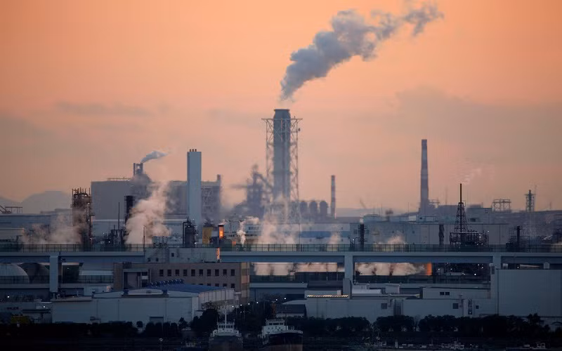 Khí thải thoát ra từ các nhà máy gần thủ đô Tokyo, Nhật Bản. (Ảnh: Reuters)