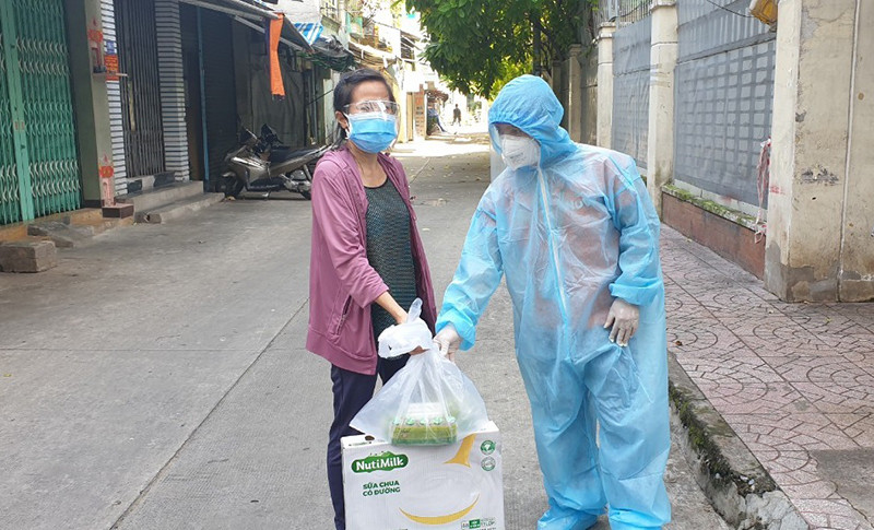Nhân viên Nutifood giao sữa tận nhà cho khách hàng tại TP Hồ Chí Minh. Trợ giá sữa 50%, Nutifood tiếp sức người dân Hà Nội chống dịch -0