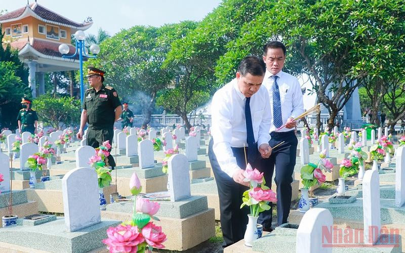 Đại sứ Lào tại Việt Nam thắp hương tại phần mộ các liệt sĩ ở Nghĩa trang liệt sĩ quốc tế Việt-Lào. (Ảnh: THÀNH DUY) Tỉnh Nghệ An dâng hoa, dâng hương tưởng niệm Chủ tịch Hồ Chí Minh -0
