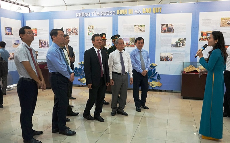 Các đại biểu tham quan trưng bày triển lãm. Triển lãm “Những tấm gương bình dị mà cao quý” tại Thừa Thiên Huế -0