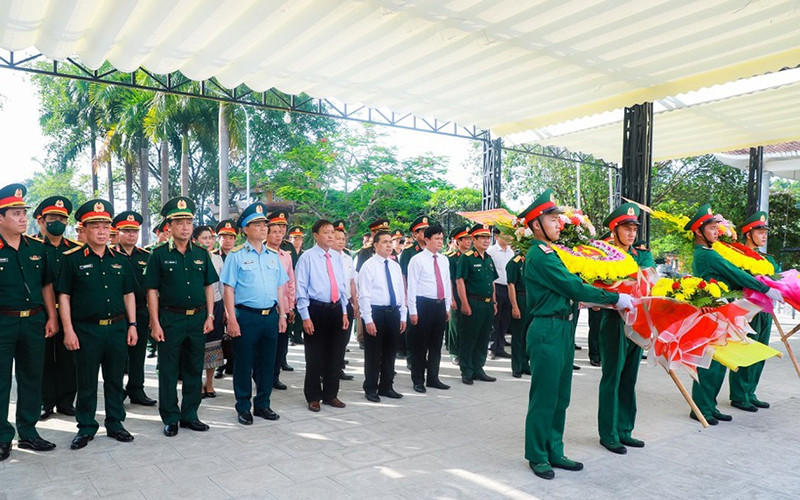 Đoàn đại biểu dâng hoa tưởng niệm trước Tượng đài các anh hùng liệt sĩ tại Nghĩa trang liệt sĩ quốc tế Việt-Lào. (Ảnh: THÀNH DUY) Tỉnh Nghệ An dâng hoa, dâng hương tưởng niệm Chủ tịch Hồ Chí Minh -0