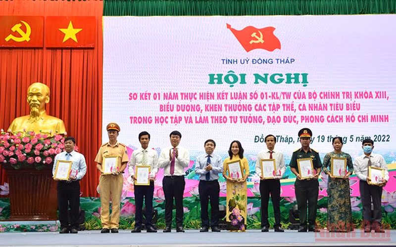 Bí thư Tỉnh ủy Đồng Tháp Lê Quốc Phong và Phó Bí thư Thường trực Tỉnh ủy Phan Văn Thắng trao Thư khen cho các tập thể xuất sắc.