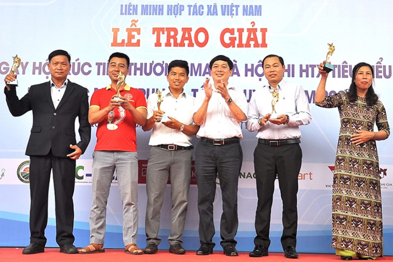 Trao cúp cho 5 hợp tác xã đoạt giải A. Đẩy mạnh chuyển đổi số để phục hồi và phát triển bền vững -0