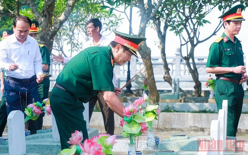 Thượng tướng Lê Huy Vịnh, Thứ trưởng Quốc phòng thắp hương tại phần mộ các liệt sĩ yên nghỉ ở Nghĩa trang liệt sĩ quốc tế Việt-Lào. (Ảnh: THÀNH DUY) Tỉnh Nghệ An dâng hoa, dâng hương tưởng niệm Chủ tịch Hồ Chí Minh -0