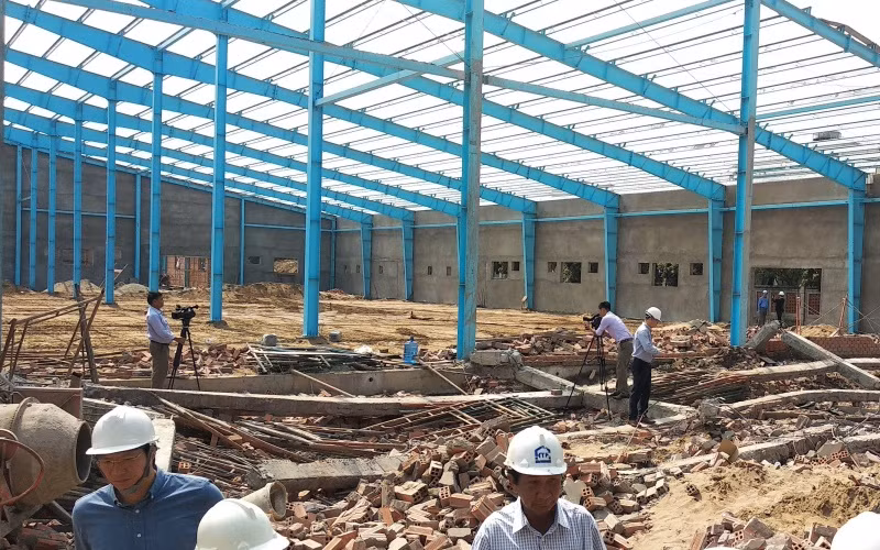 Hiện trường vụ sập tường khiến 7 người thiệt mạng ở Vĩnh Long.