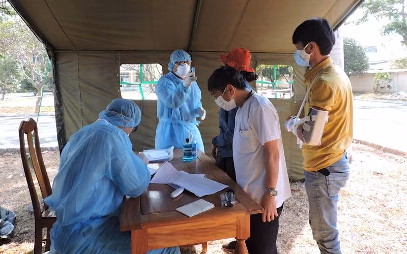 Cán bộ y tế tỉnh Kon Tum tiến hành kiểm tra sức khỏe, đo thân nhiệt các công dân trước khi đưa vào khu cách ly.