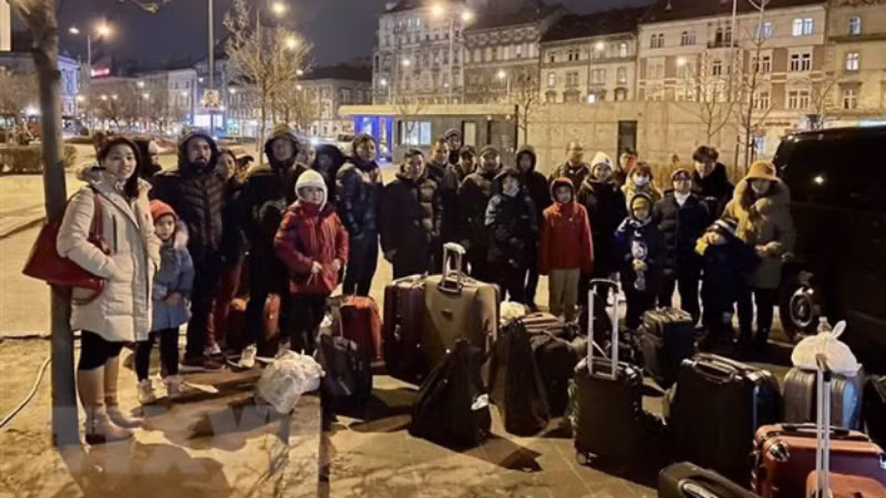 Đại sứ quán, cộng đồng tại Hungary đón, hỗ trợ bà con từ Ukraine. (Ảnh: TTXVN)