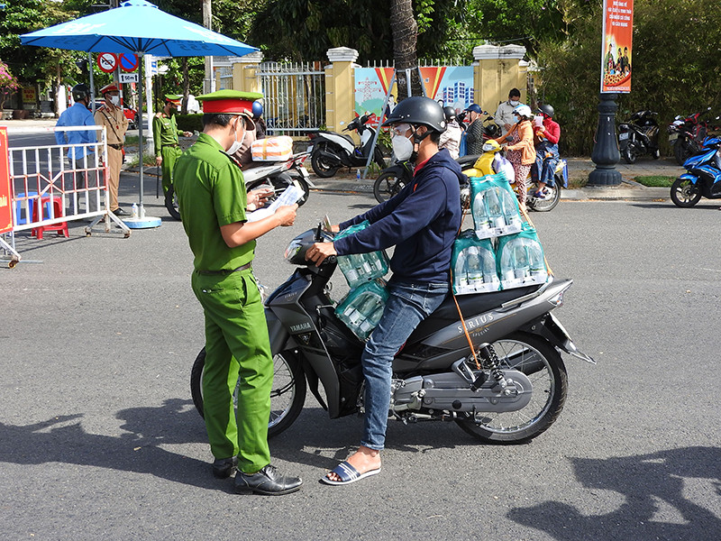 Người ra đường phải có giấy đi đường với lý do chính đáng, đúng quy định, do cơ quan, đơn vị, doanh nghiệp cấp và chịu trách nhiệm. Thêm 4 phường của quận Sơn Trà thiết lập vùng cách ly y tế -0
