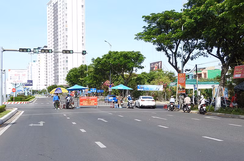 Kiểm soát chặt người ra vào quận Sơn Trà tại khu vực phía đông cầu Rồng.